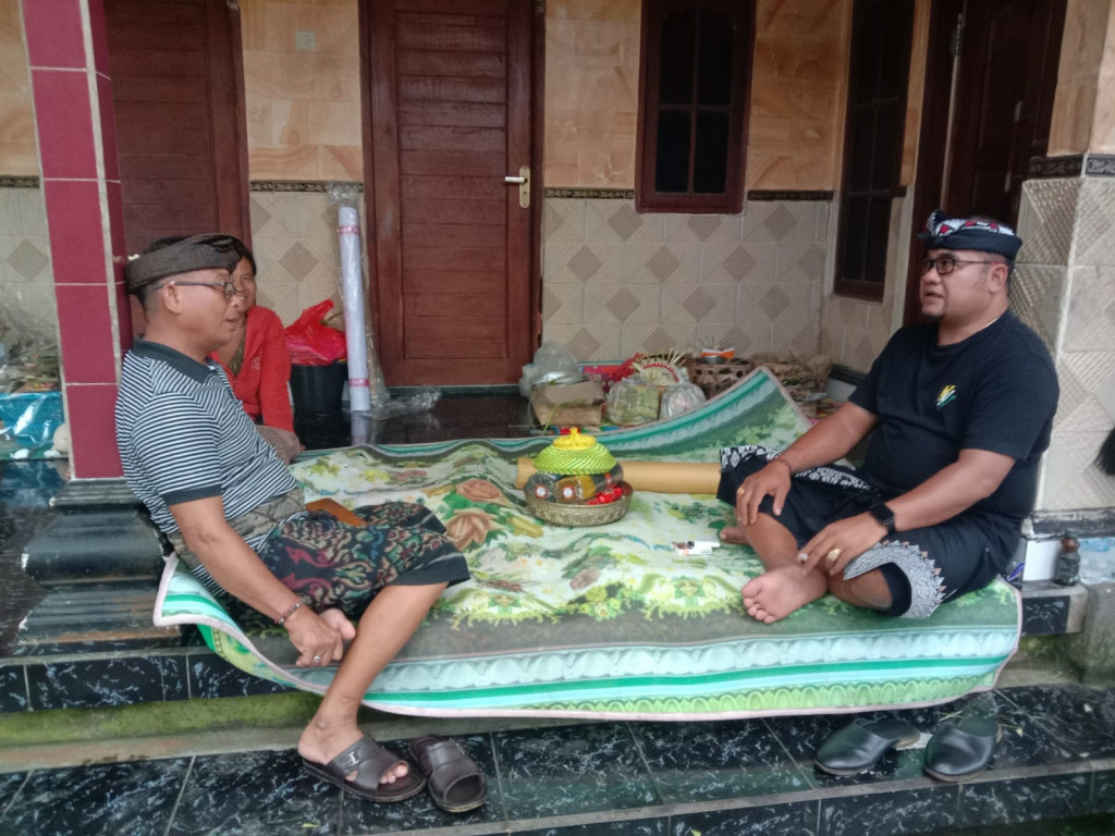 Perbekel Kuwum melayat ke rumah duka di Banjar Dinas Kuwum Desa Kuwum