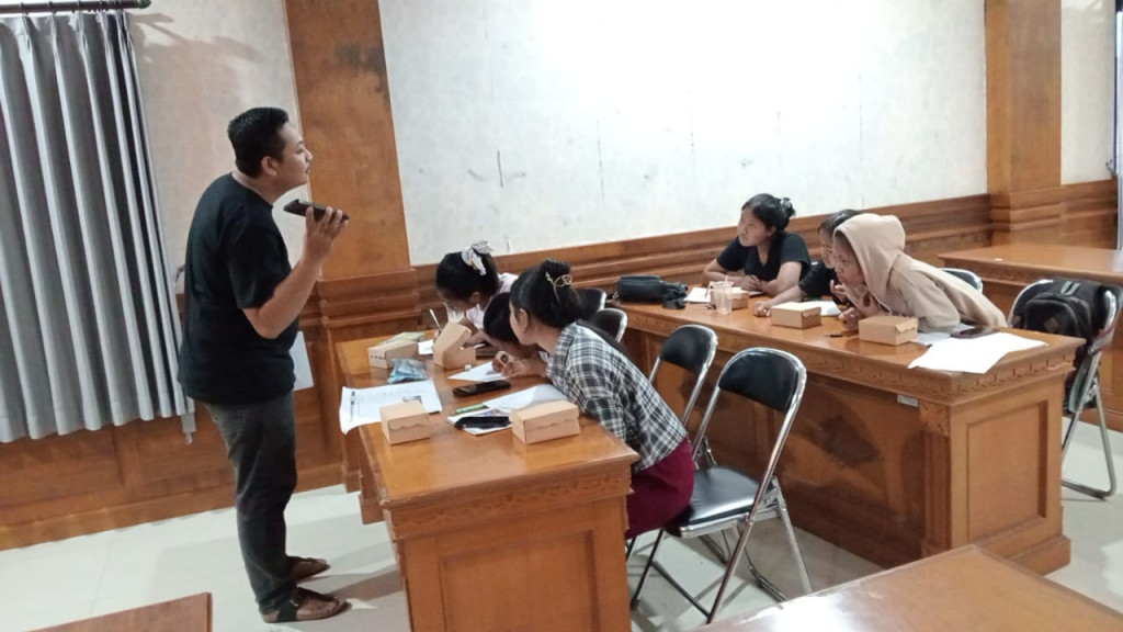 Pelaksanaan Bimbel Bahasa Inggris Gratis  di Desa Kuwum