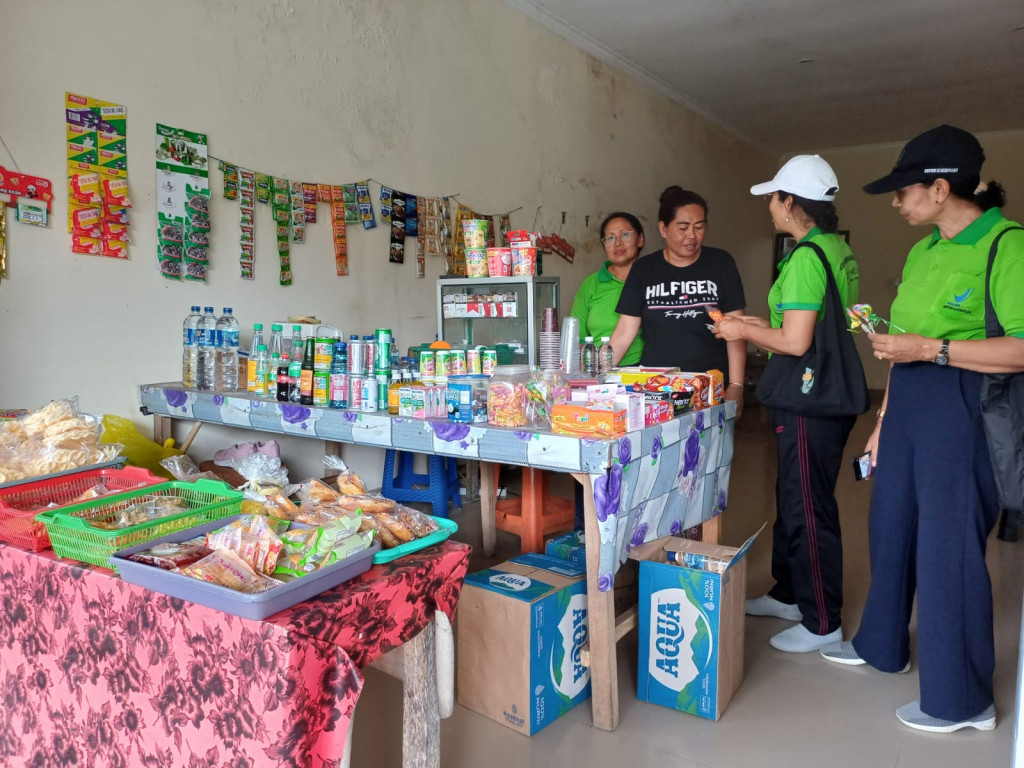 Kader Keamanan Pangan Desa Kuwum melakukan pengujian kepada makanan yang dijual di seputaran Desa Kuwum.