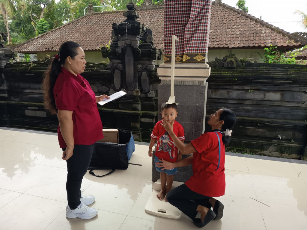 Pelaksanaan Kegiatan Posyandu Balita , Lansia dan BKB bulan Desember di Banjar Dinas Balangan Desa Kuwum