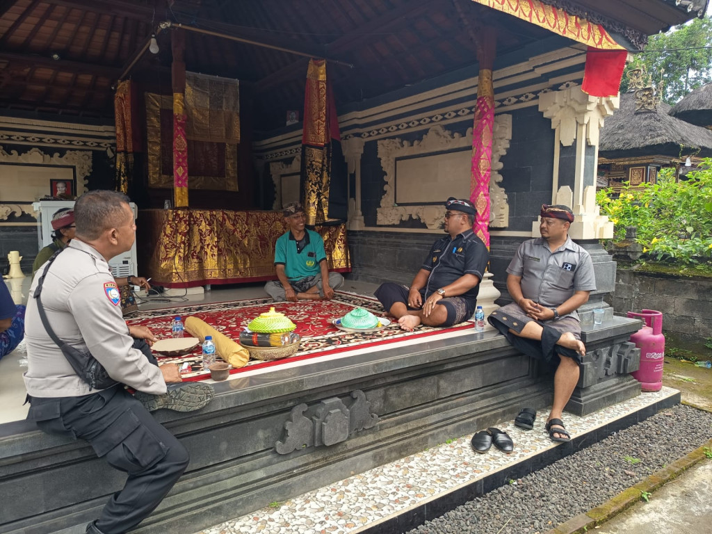 Perbekel Desa Kuwum melayat ke Rumah Duka di Banjar Dinas Balangan dan Balangan Kangin Desa Kuwum
