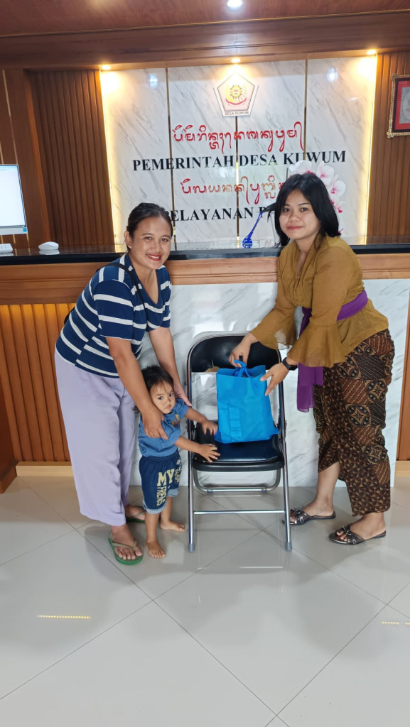 Penyerahan PMT terhadap Balita Stunting di Desa Kuwum