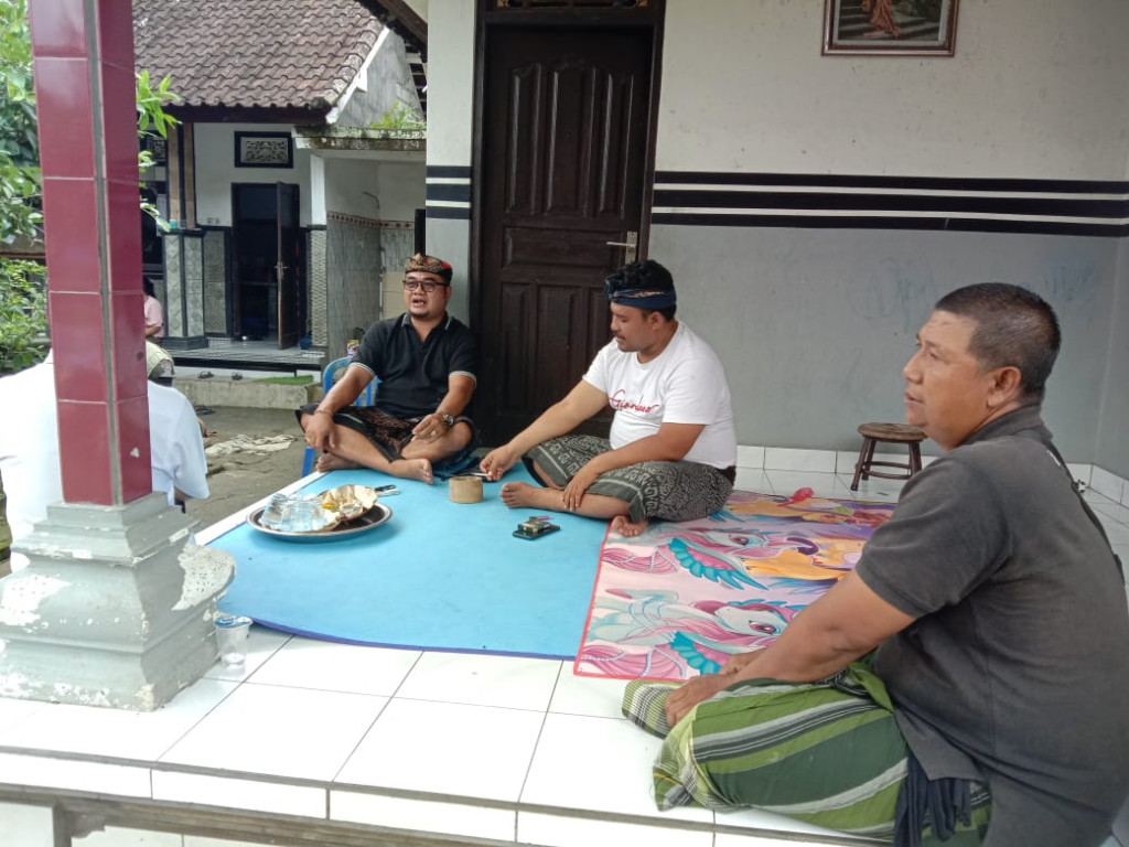 Perbekel Kuwum melayat ke Rumah Duka di Banjar Dinas Kuwum Desa Kuwum