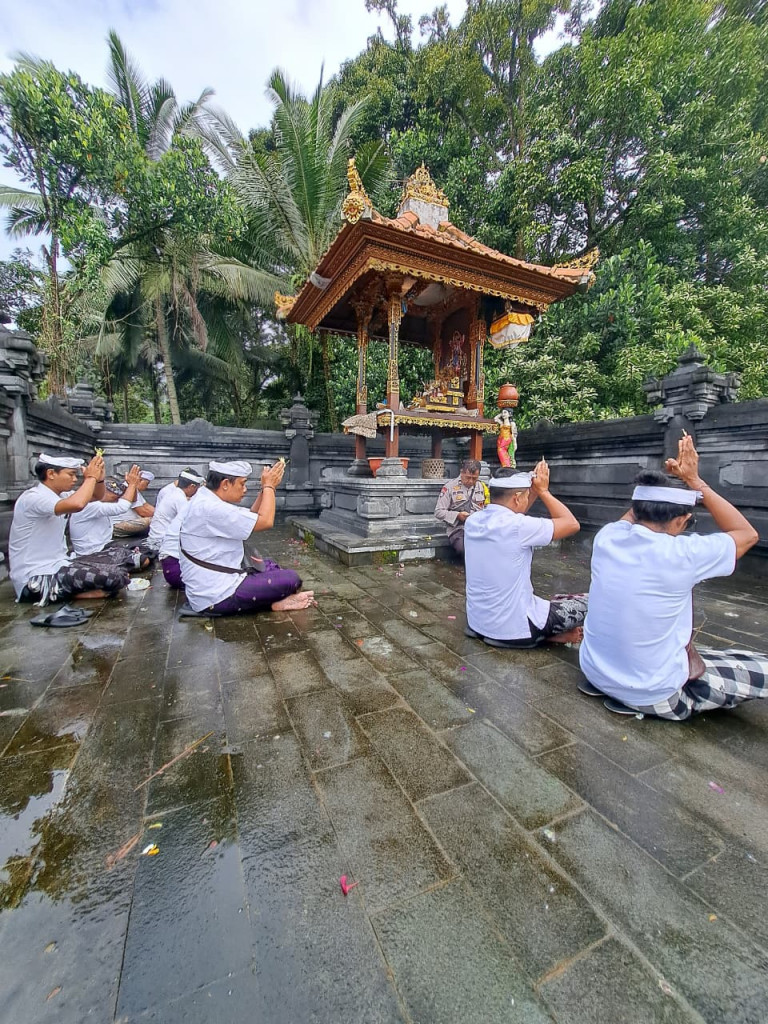 Pelaksanaan Persembahyangan bersama Rahina Purnama Kasanga di Padmasana Kantor Desa Kuwum