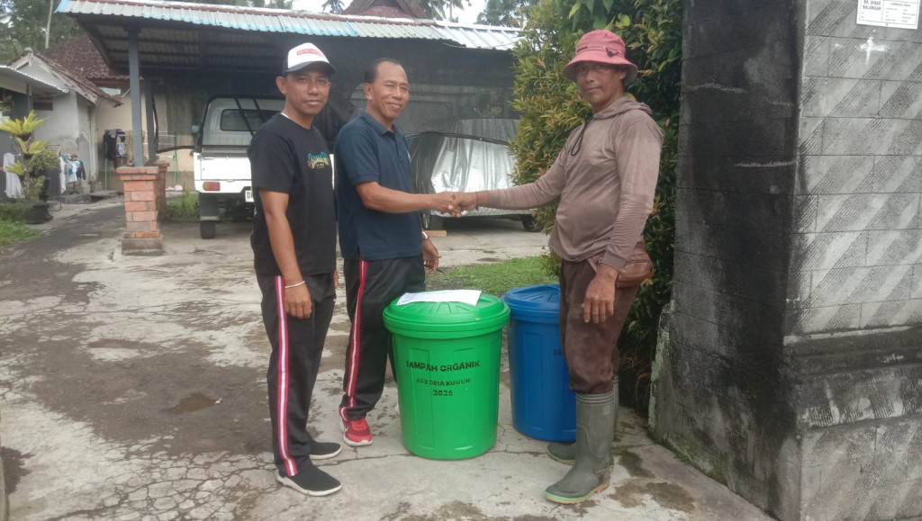 Penyerahan Tempat Sampah Terpilah oleh Pemerintah Desa Kuwum kepada Masing Masing Rumah Warga di Lingkungan Desa Kuwum