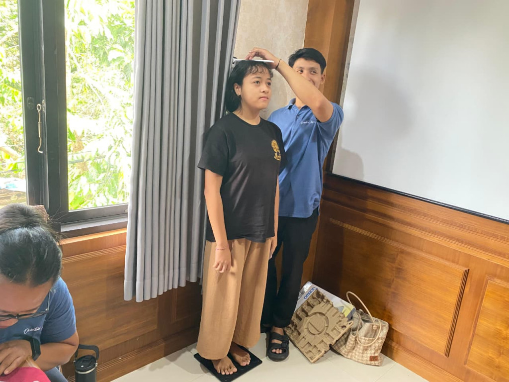Pelaksanaan Kegiatan Posyandu Remaja di Desa Kuwum