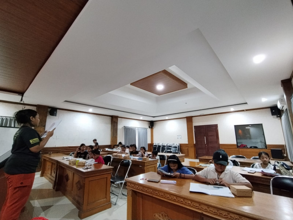 Pelaksanaan Bimbingan Belajar (Bimbel) Bahasa Inggris Gratis di Desa Kuwum