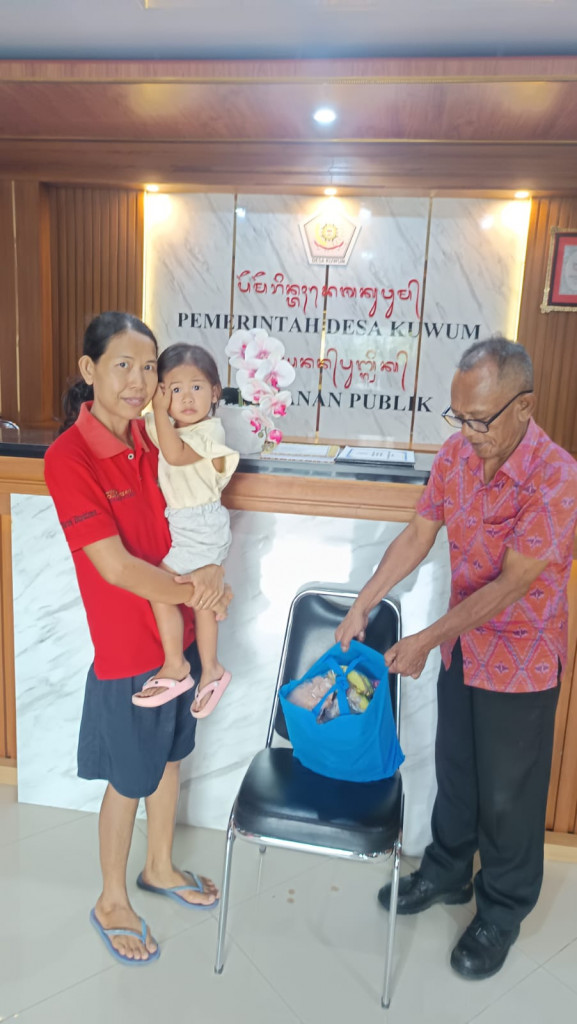 Kegiatan Pemberian Makanan Tambahan (PMT) pada Balita Stunting di Desa Kuwum