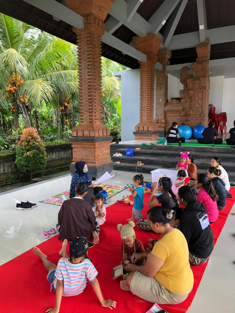 Pelaksanaan Kegiatan Kelas Ibu Balita bulan Mei di Desa Kuwum