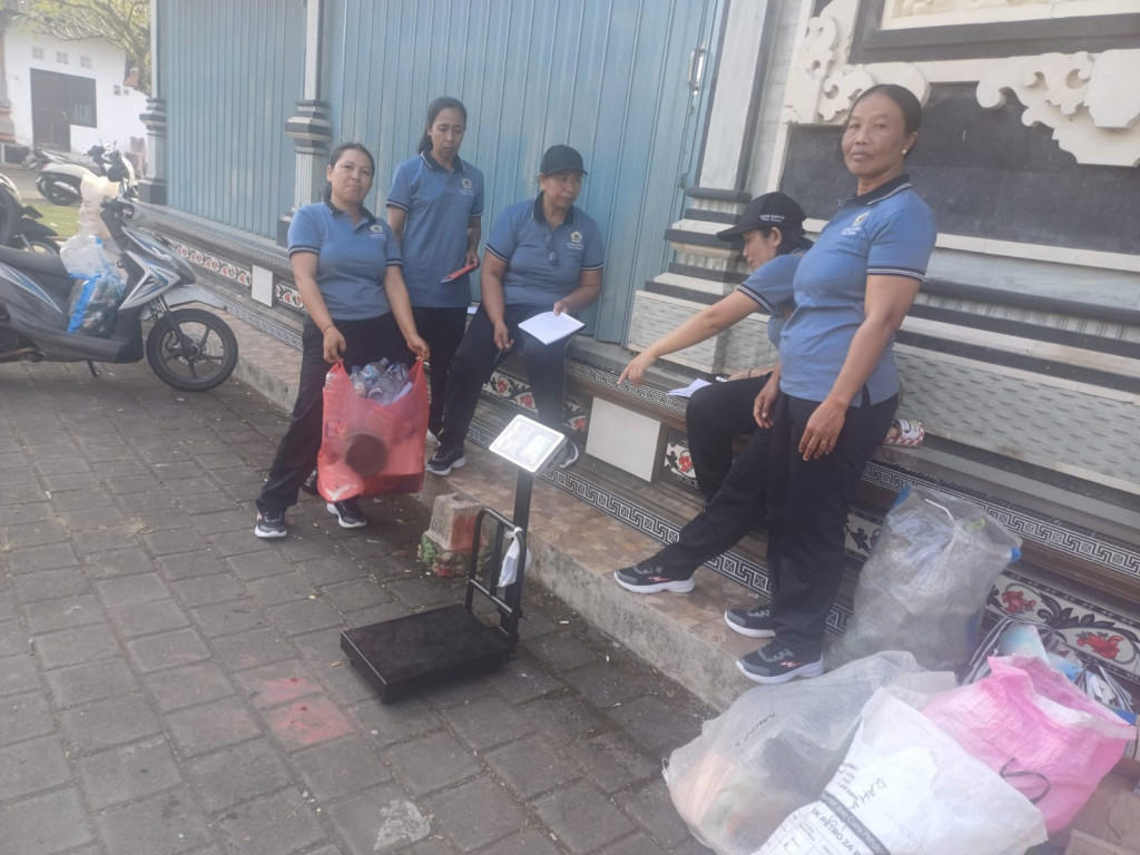 Pelaksanaan Kegiatan Bank Sampah Banjar Dinas Balangan Kangin Desa Kuwum