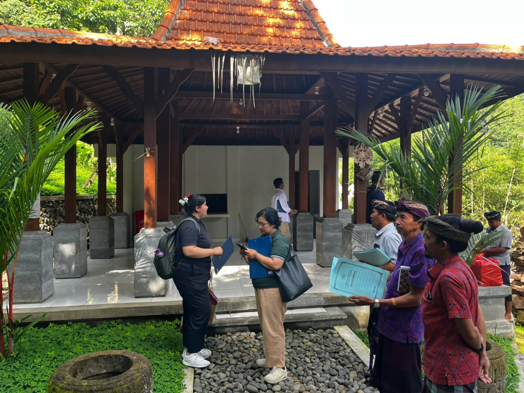 Pelaksanaan Monitoring dan Evaluasi Pengelolaan Kawasan Strategis Pariwisata di Desa KUWUM