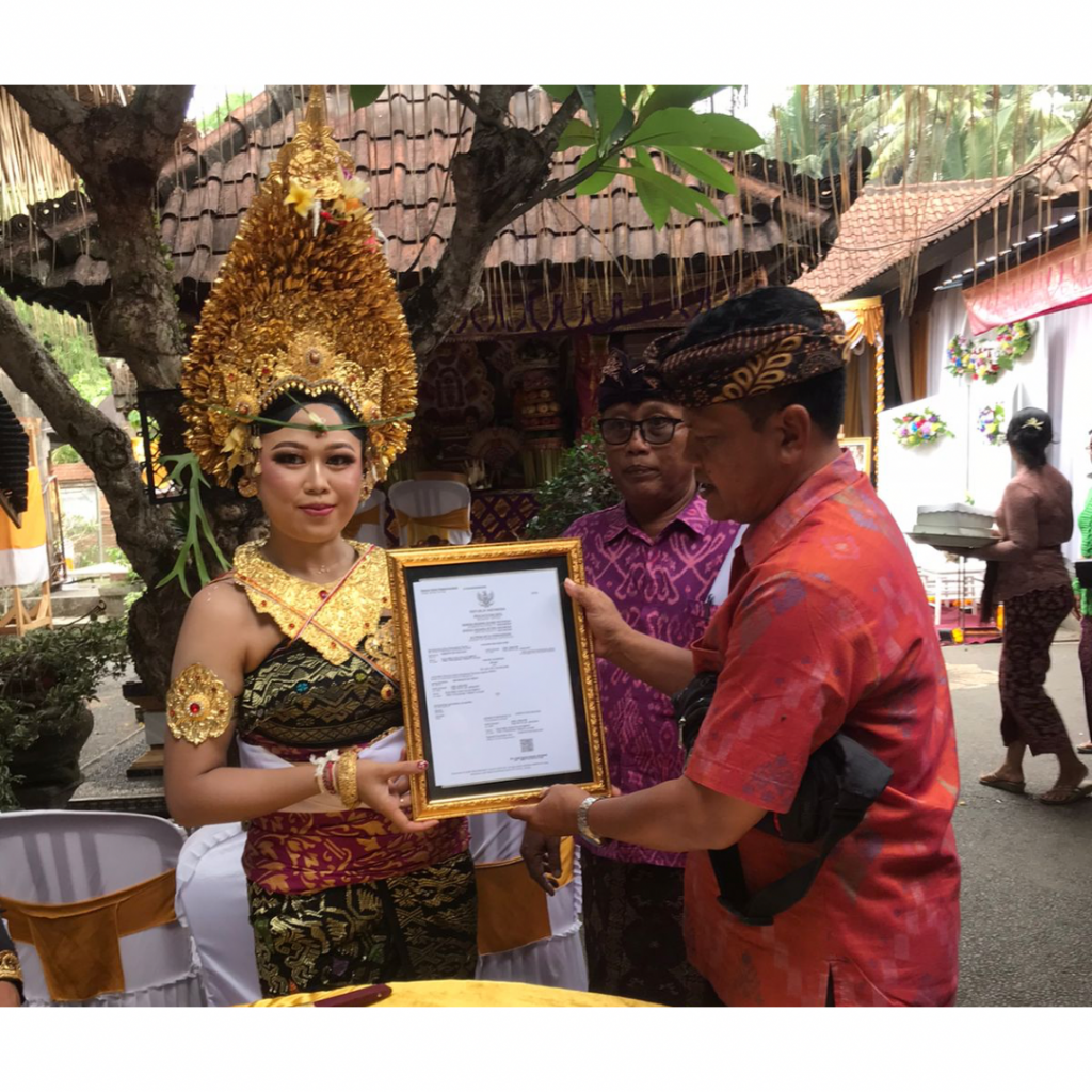 Penyerahan akta perkawinan di desa mambal, program inovasi telunjuk sakti desa