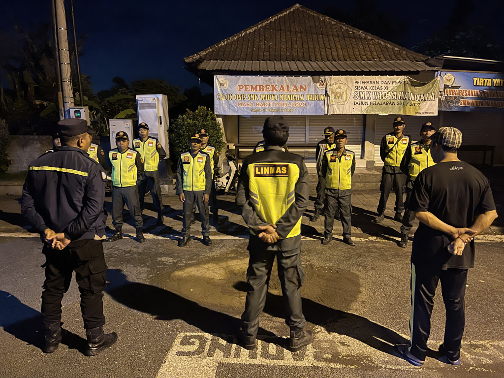 Linmas Desa Mambal laksanakan penjagaan rutin
