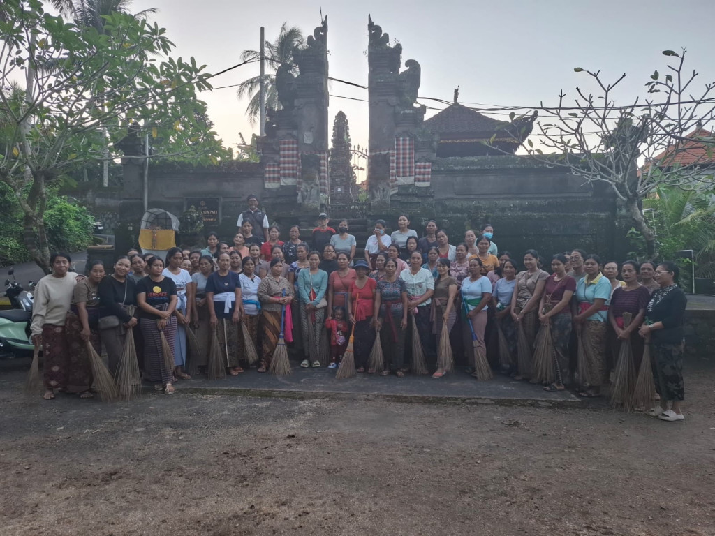 Gotong Royong “Kulkuk PKK” di Desa Mambal