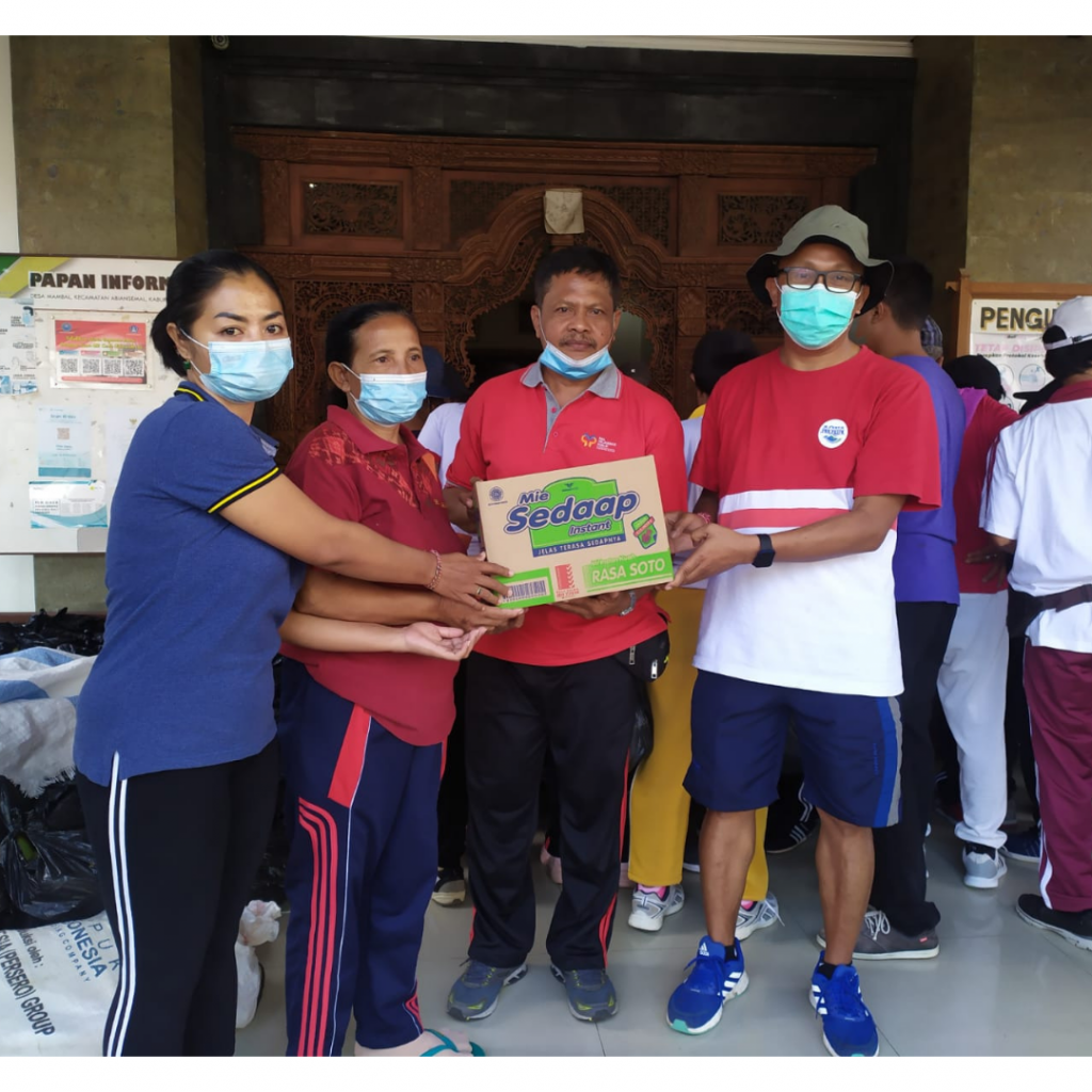 Penyerahan Penghargaan untuk pengumpul sampah terbanyak