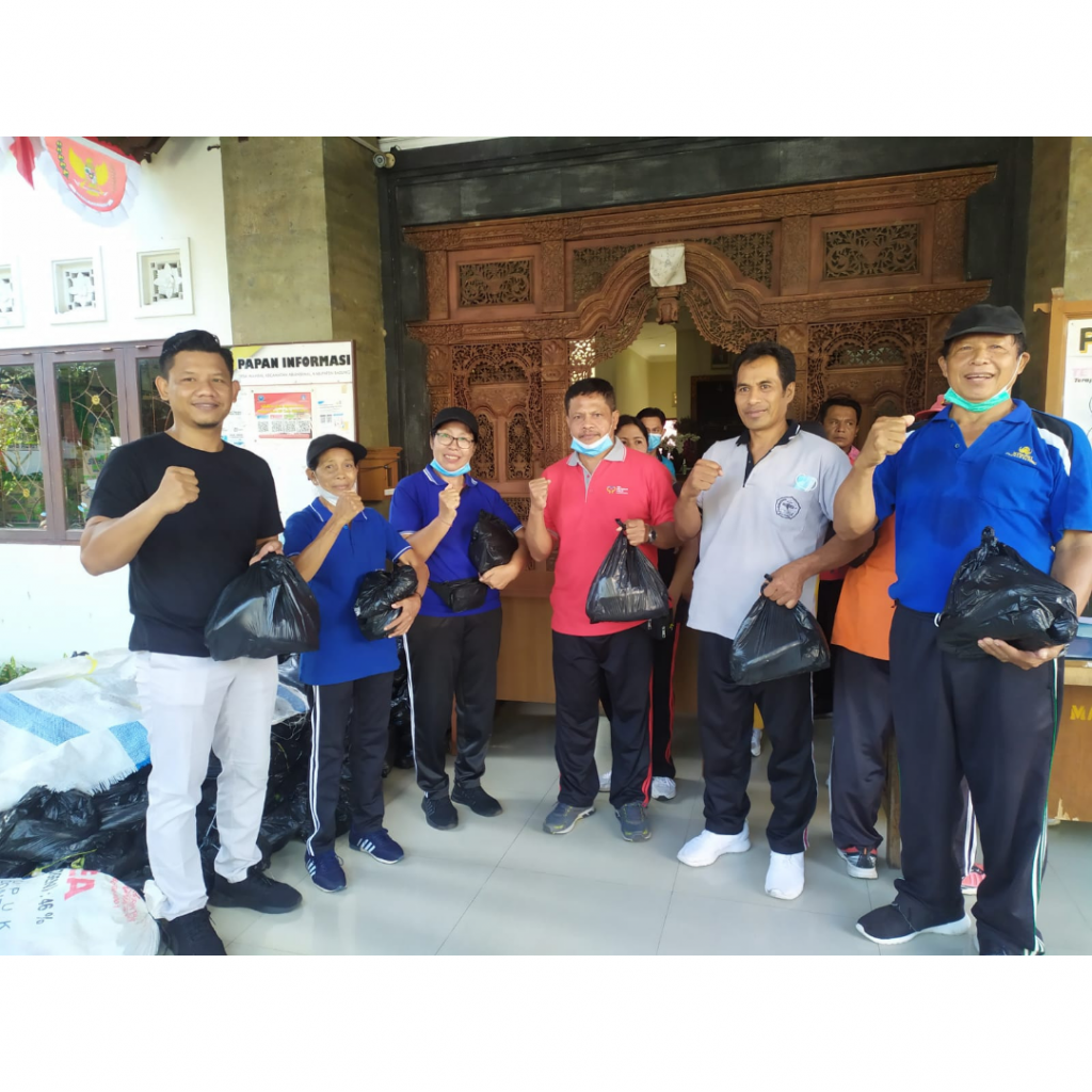 Penyerahan hasil Panen Ketahanan Pangan di Desa Mambal