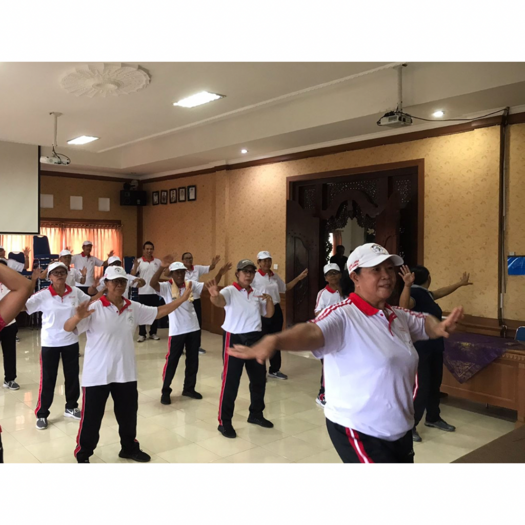 Karang Lansia Desa Mambal Laksanakan Kegiatan Senam Sehat