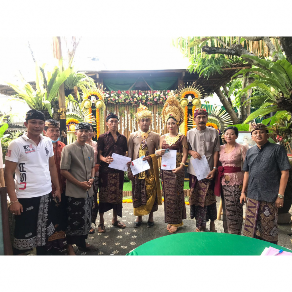 Penyerahan Dokumen Pernikahan oleh Disdukcapil