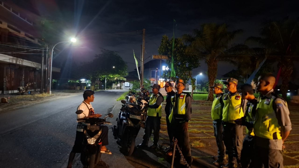 Patroli Linmas Desa Mambal Tingkatkan Keamanan dan Ketertiban Wilayah