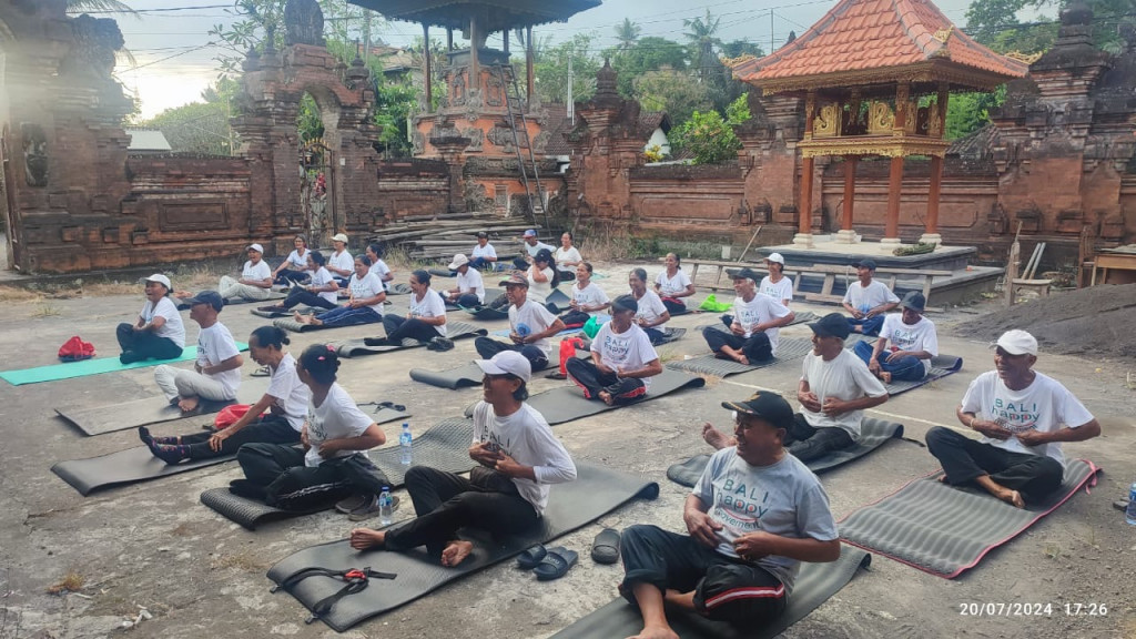 Pelaksanaan Kegiatan Yoga Tertawa Lansia di Desa Mambal