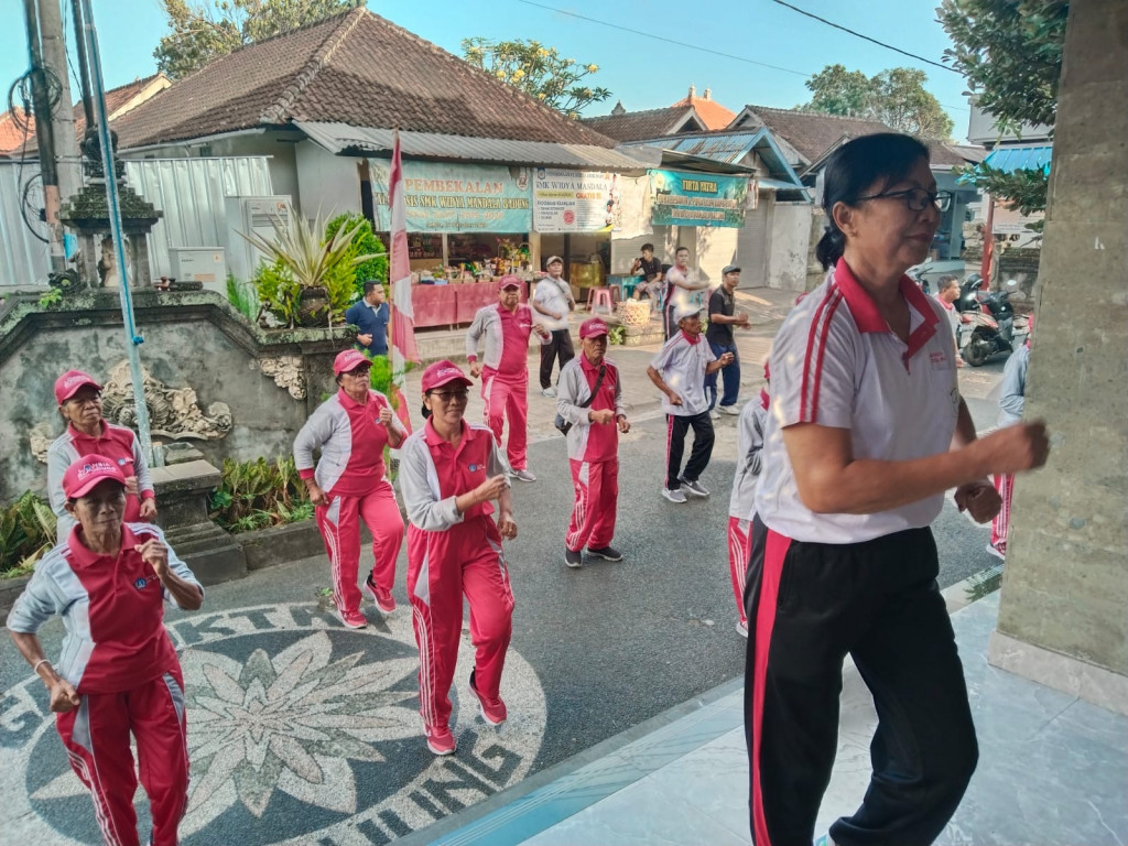 Karang Lansia Desa Mambal laksanakan kegiatan olahraga pagi