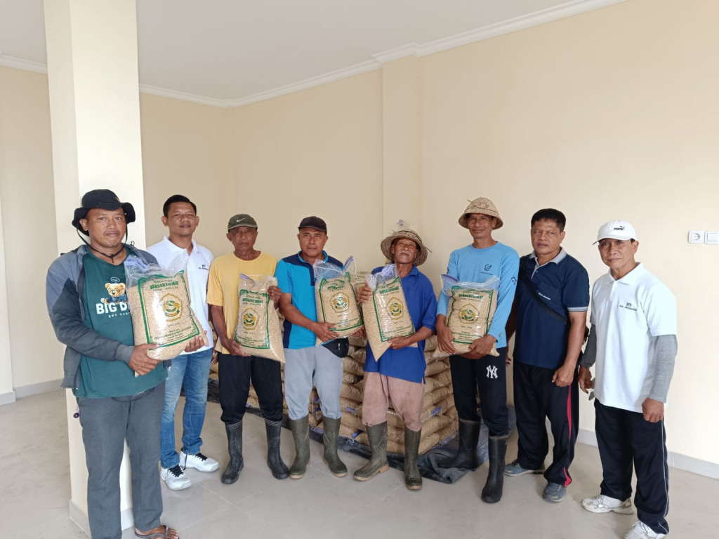 Penyerahan Bibit Padi Program Ketahanan Pangan di Desa Mambal