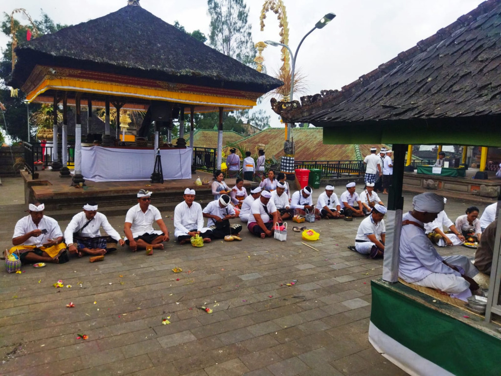 Pemerintah  Desa Mambal laksanakan Bhakti Penganyaran ke pura pucak mangu