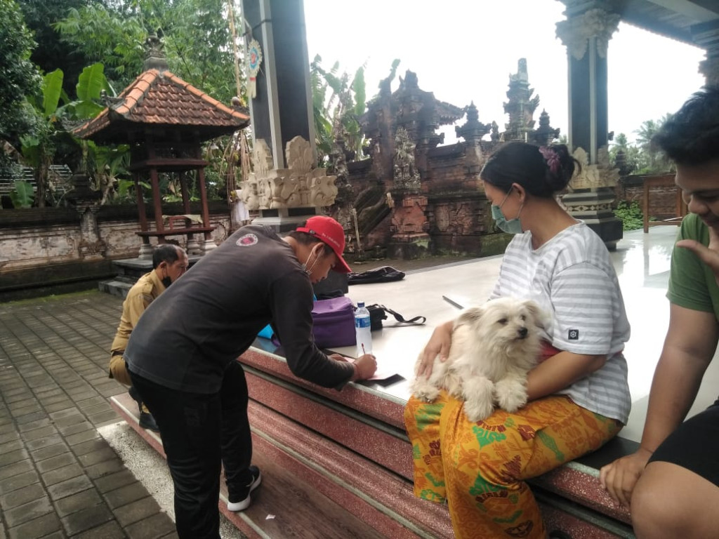 Vaksin anti rabies di lingkungan Banjar Lebah Sari