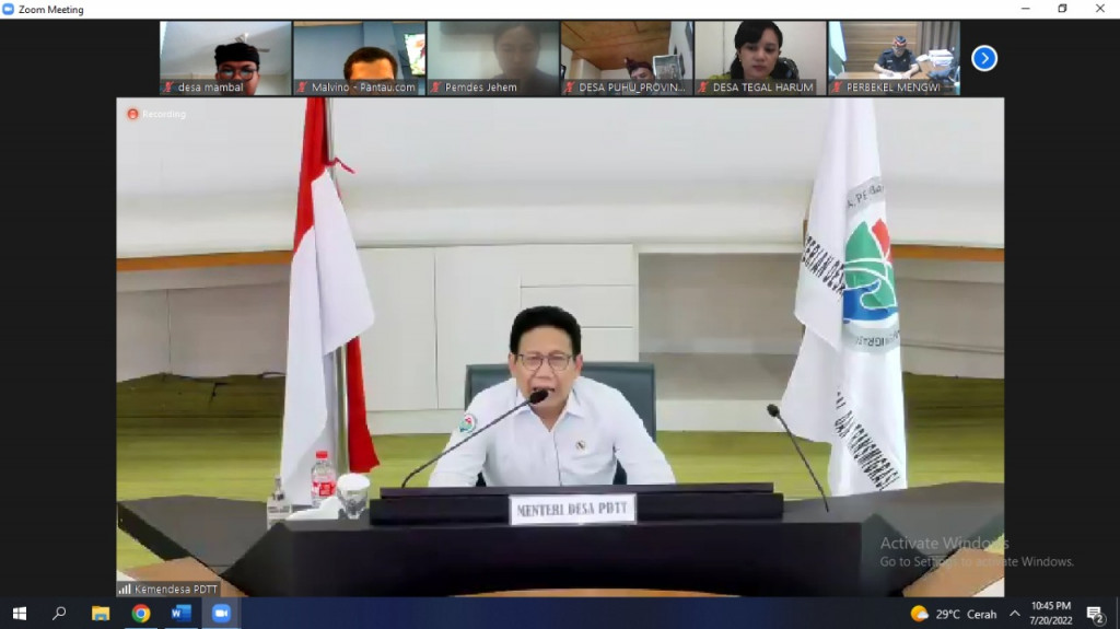 Perbekel Mambal menerima Penghargaan dari Menteri Desa PDTT