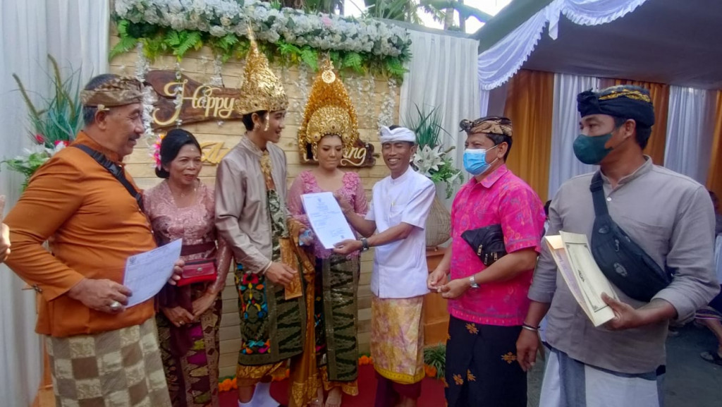 Penyerahan Dokumen Pernikahan secara langsung pada saat hari pernikahan