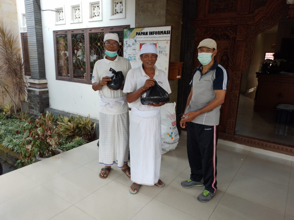 Pembagian hasil panen ketahanan pangan di Desa Mambal