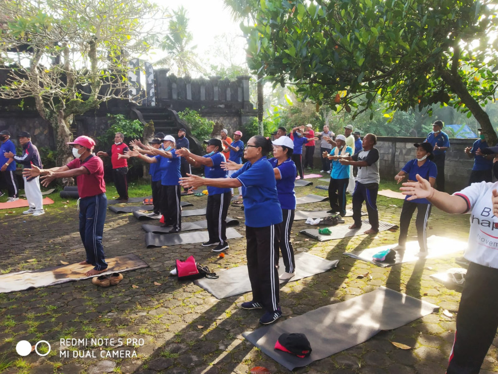 Karang Lansia Desa Mambal laksanakan kegiatan senam dan yoga