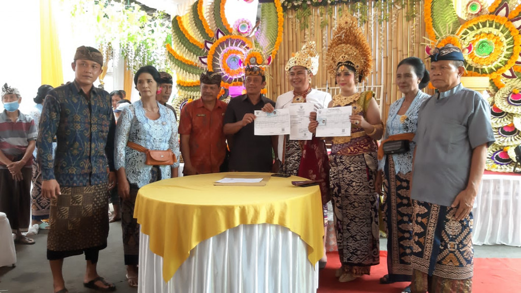 Penyerahan Akte Perkawinan, Inovasi Dukcapil Badung, Sinergi Pelayanan Adminduk