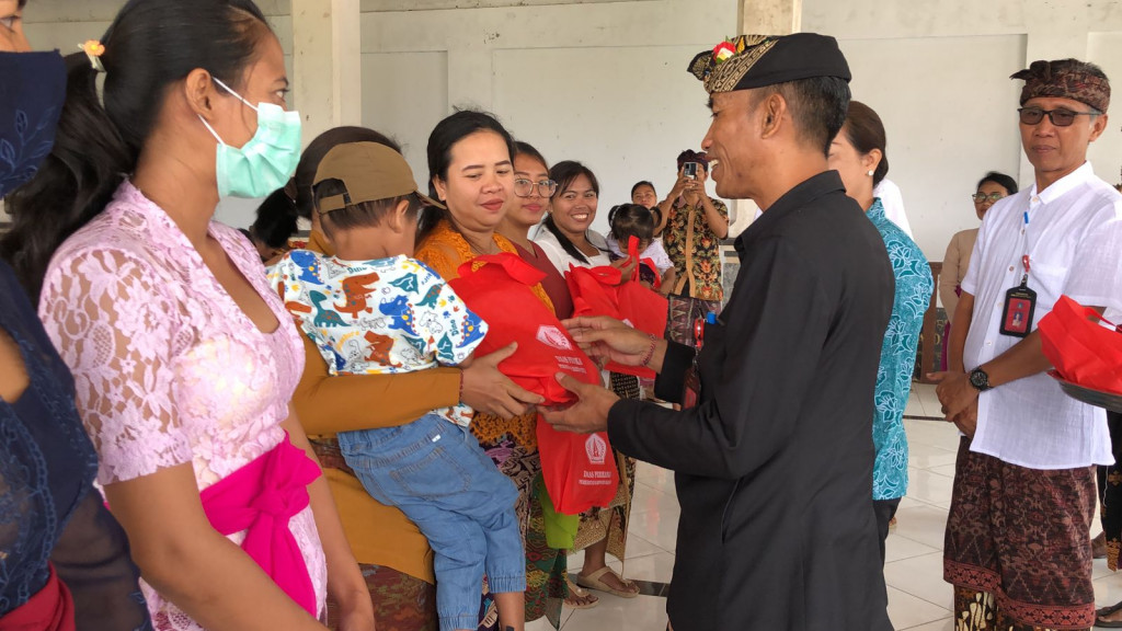 Penyerahan Bantuan Pangan berupa Paket Ikan di Desa Mambal