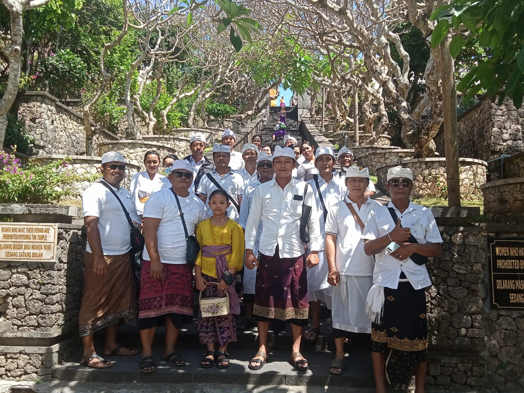 Perangkat Desa laksanakan Bhakti Penganyaran ke Pura Luhur Uluwatu