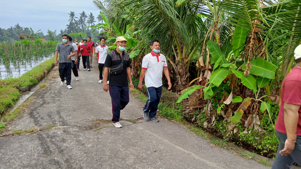 Meningkatkan Imun, Perbekel dan Perangkat Desa olahraga bersama