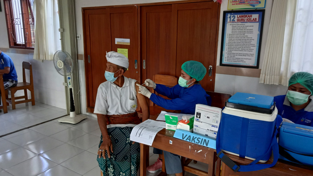 Pelaksanaan Vaksin Dosis 3 Hari 1 Desa Mambal