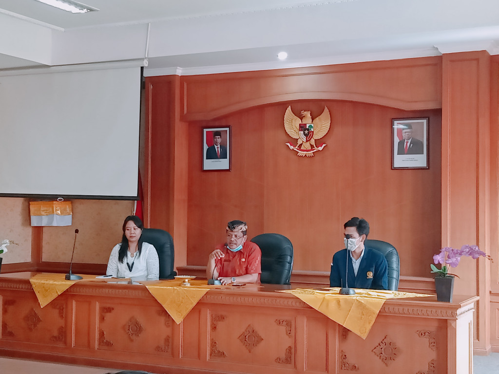 Perbekel Mambal, menerima Mahasiswa KKN dari Universitas Udayana