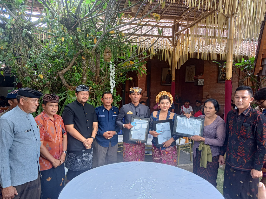 Penyerahan Akta Perkawinan di Desa Mambal