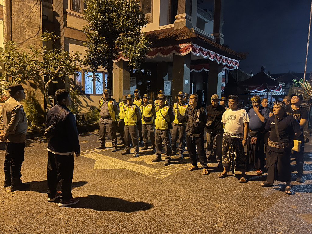 Linmas Desa Mambal laksanakan patroli rutin