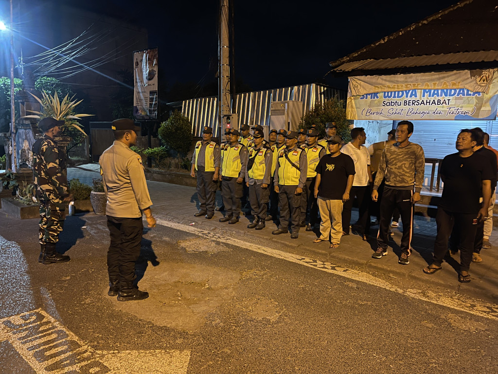 Linmas Desa Mambal laksanakan patroli rutin