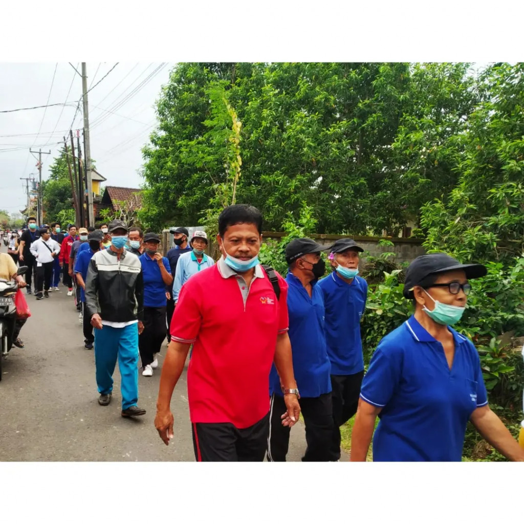 Kegiatan "Jalan Sehat" Karang Lansia Desa Mambal