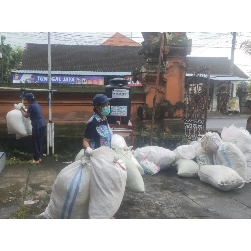 Pengumpulan dan Penimbangan Sampah Plastik di Desa Mambal