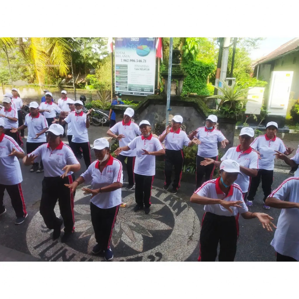 Kegiatan Senam dan Jalan Sehat Karang Lansia Desa Mambal