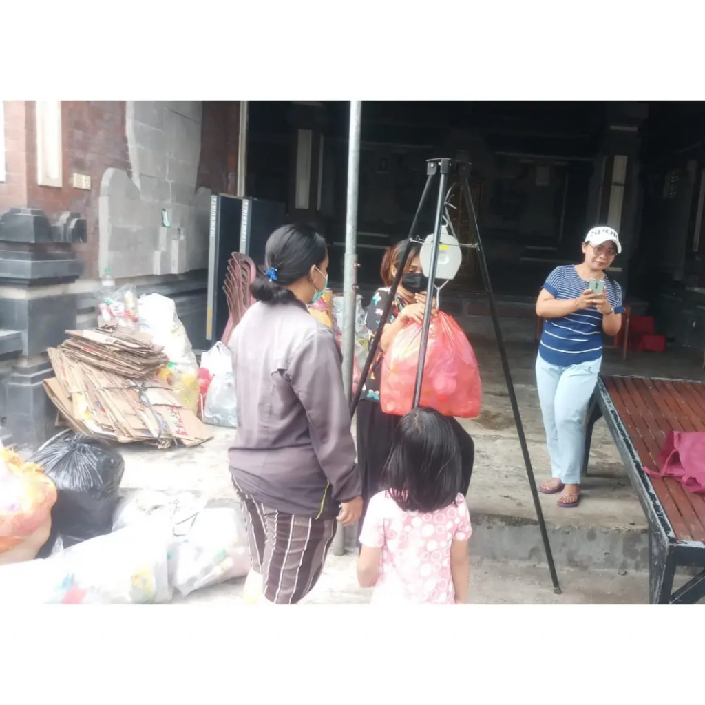 Penimbangan Sampah di Desa Mambal
