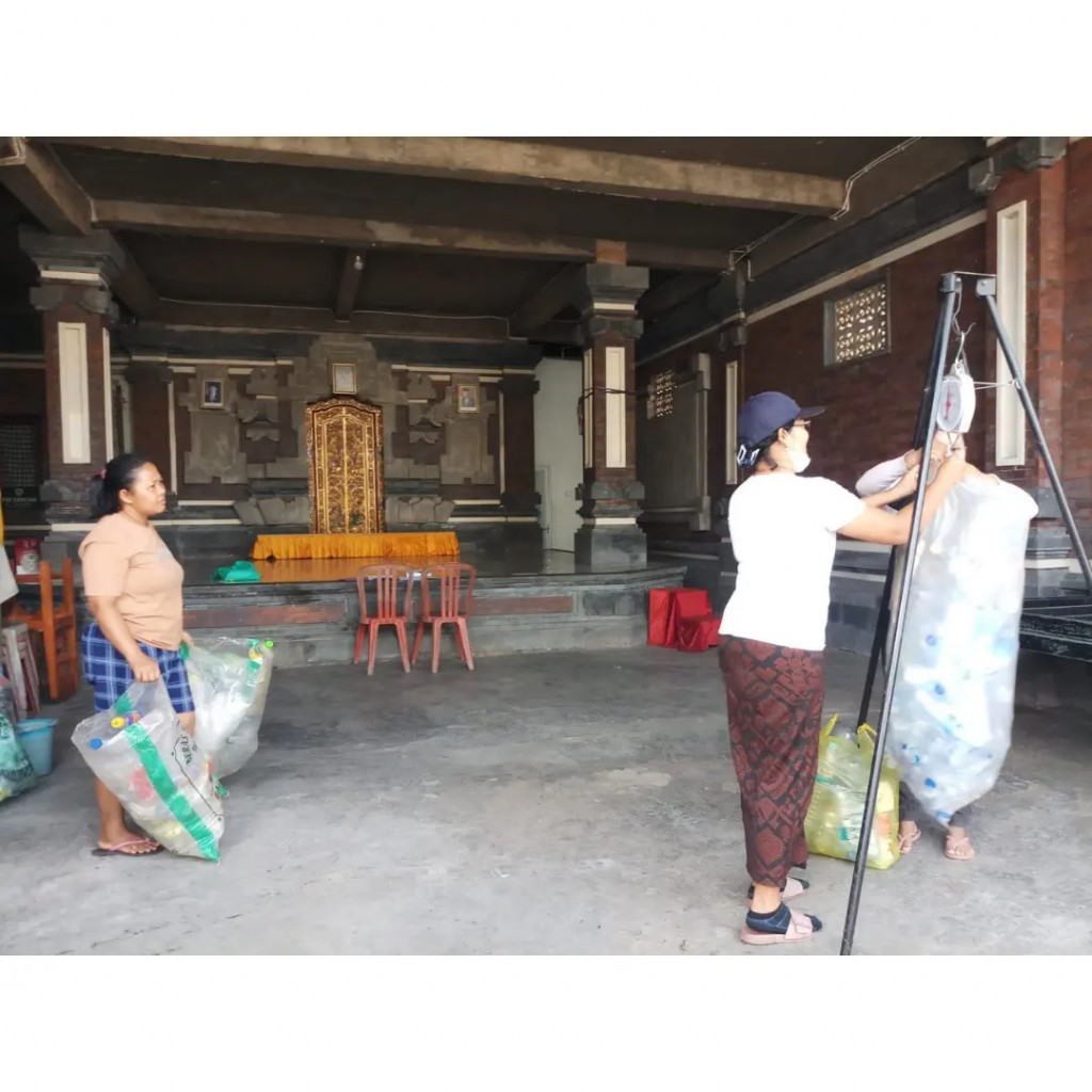 Penimbangan sampah plastik oleh PKK di Desa Mambal