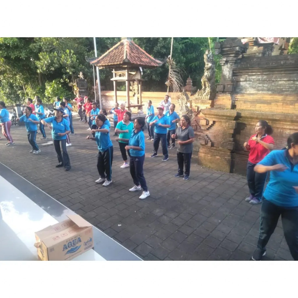 Kegiatan Senam Lansia di Desa Mambal