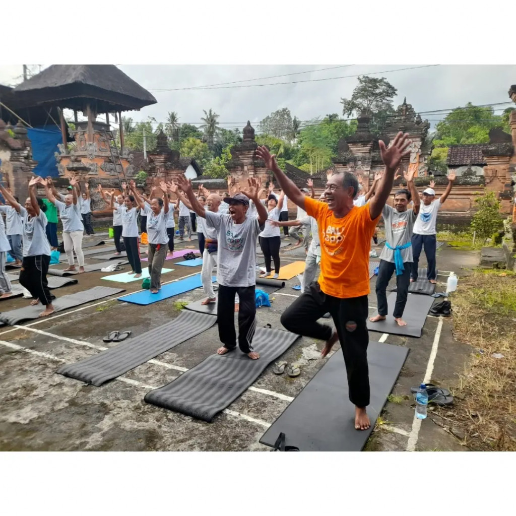 Kegiatan Senam Lansia di Desa Mambal