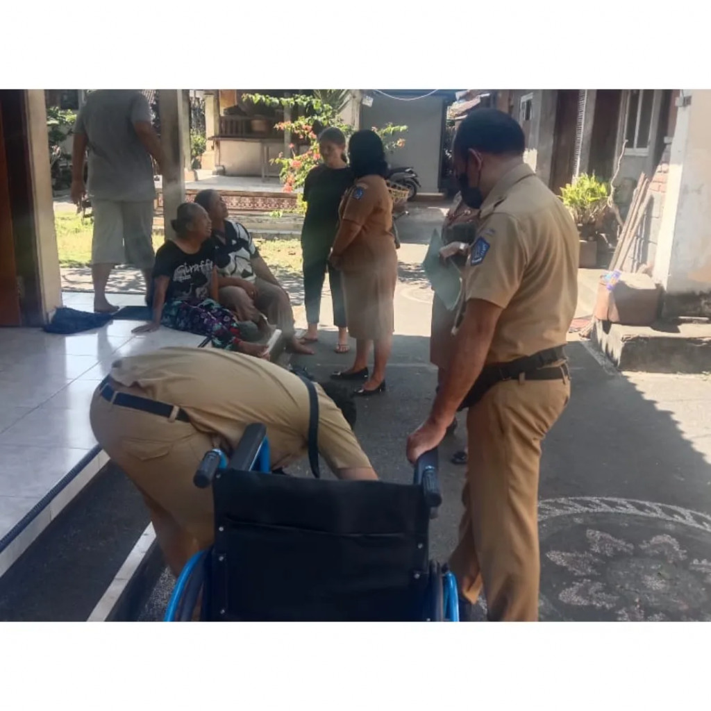 Penyerahan bantuan kursi roda kepada masyarakat di Desa Mambal