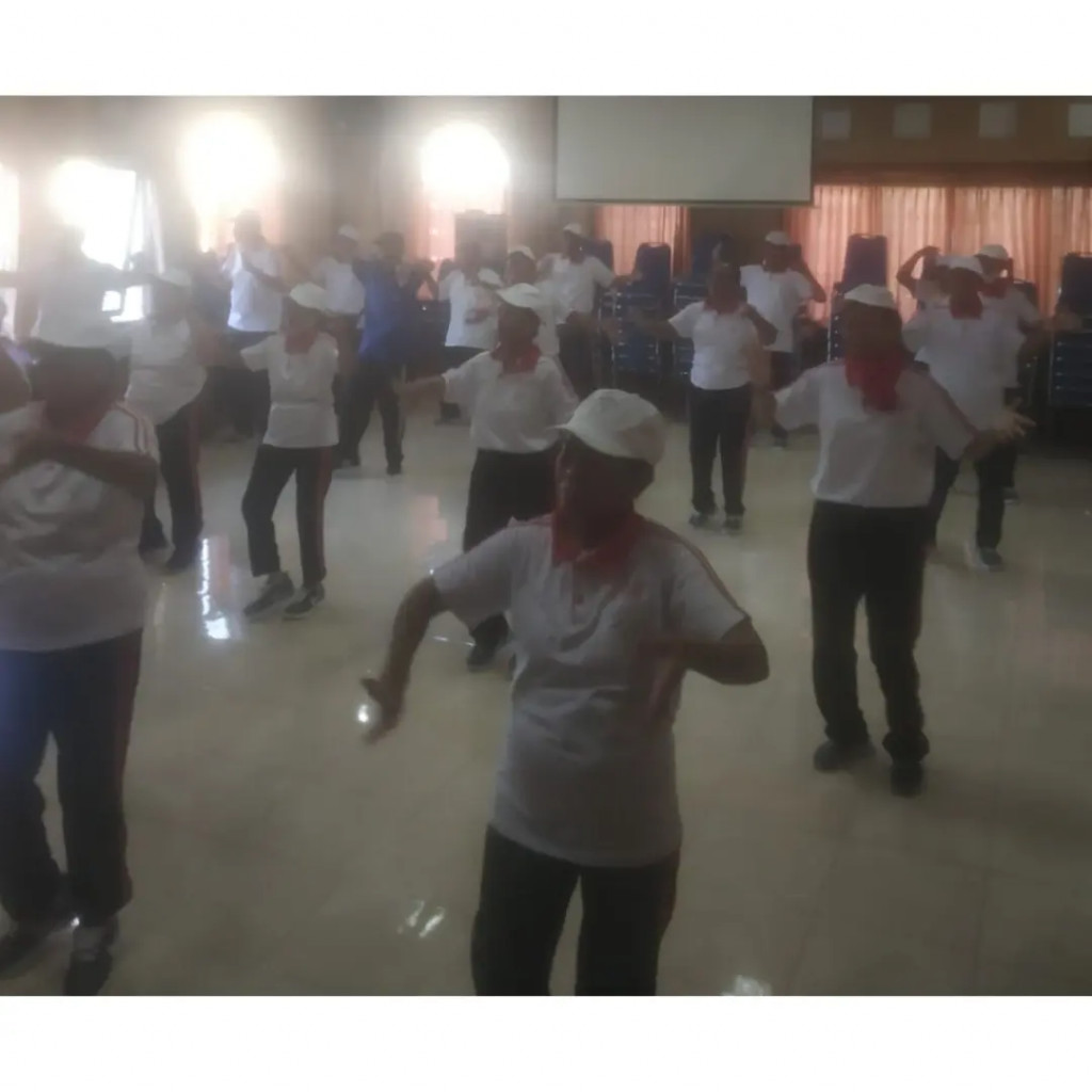 Karang lansia desa mambal laksanakan kegiatan senam sehat